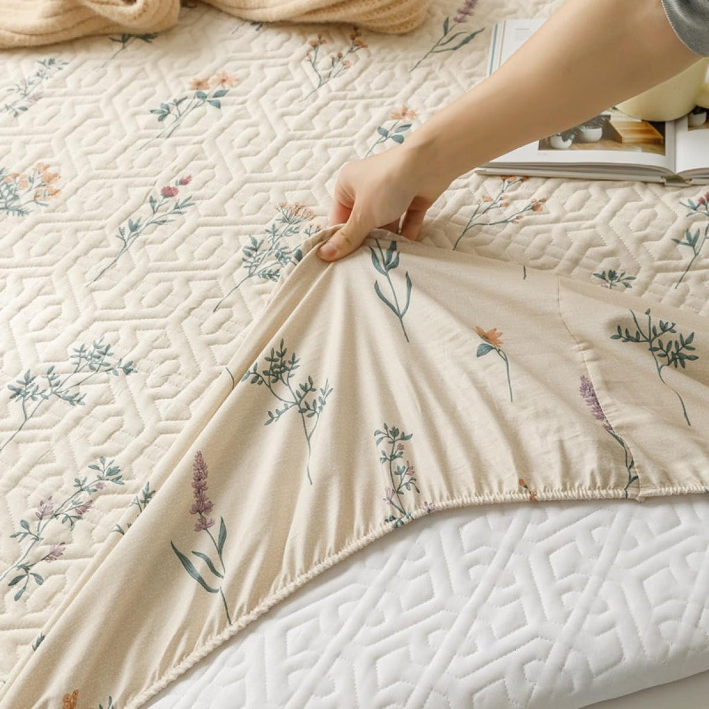 Soft Mattress Protector with Elastic Fitted Skirt